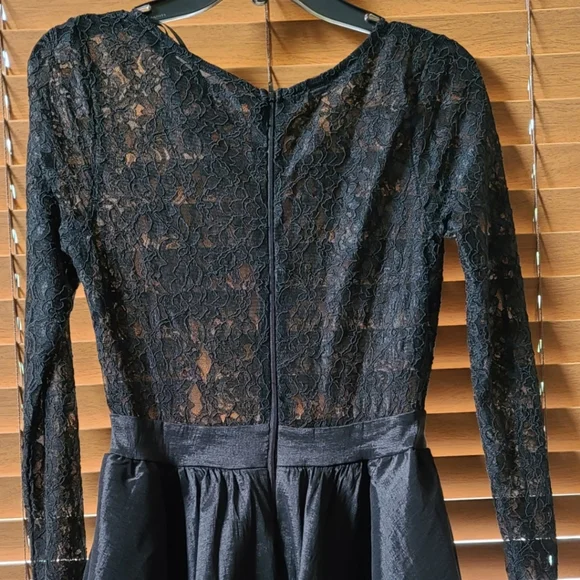 SOLD Windsor Formal black lace A line dress - Picture 4 of 11